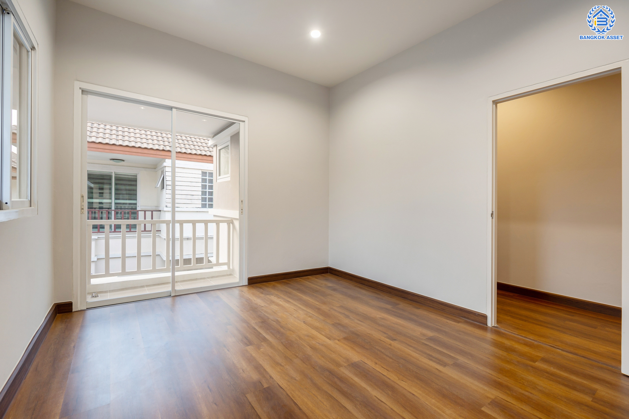 บ้านมือสองตกแต่งใหม่ ม.นันท์นรินทร์ นาวง-ดอนเมือง บ้านแฝดพร้อมอยู่ เนื้อที่ 36 ตร.ว. ฟังก์ชัน 3 ห้องนอน 3 ห้องน้ำ จอดรถได้ 2 คัน บนทำเลดีที่สุด ราคาคุ้มสุดในย่านนี้! เชื่อมต่อทุกการเดินทาง ใกล้สนามบินดอนเมือง ทางด่วน "ศรีสมาน" และรถไฟฟ้าสายสีแดง "สถานีดอนเมือง"…